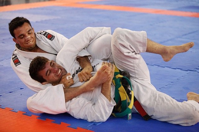 Bruno-Frazatto-atacando-as-costas-em-foto-de-Ivan-Trindade-bjj-noticias